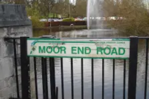 Moor End Rd sign